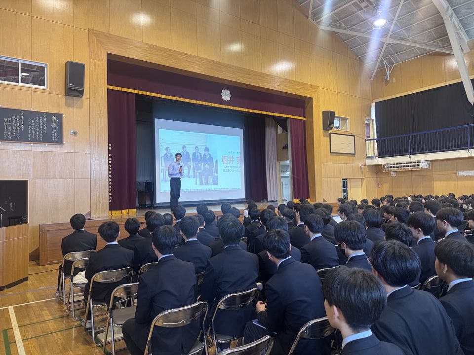 体育館いっぱいの生徒に向けた出前授業の様子