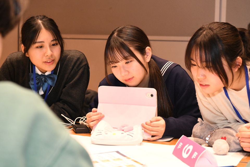 モギ区長選で政策を議論するグループワークの様子