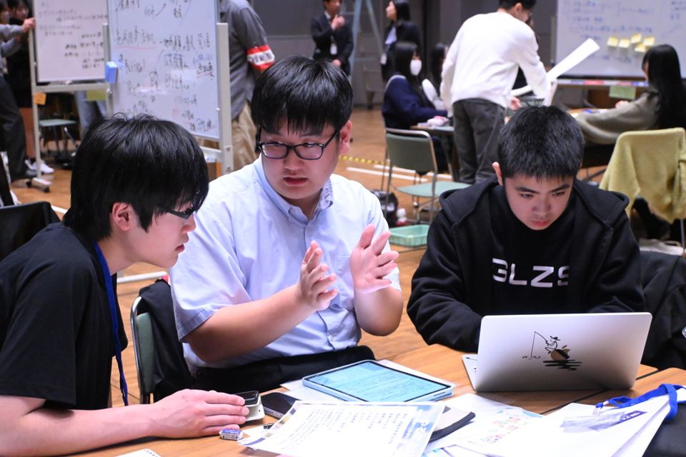 モギ区長選で、チームの議論に加わる区議会議員