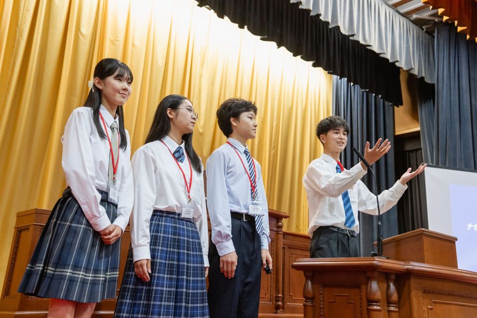 登壇して語る様子