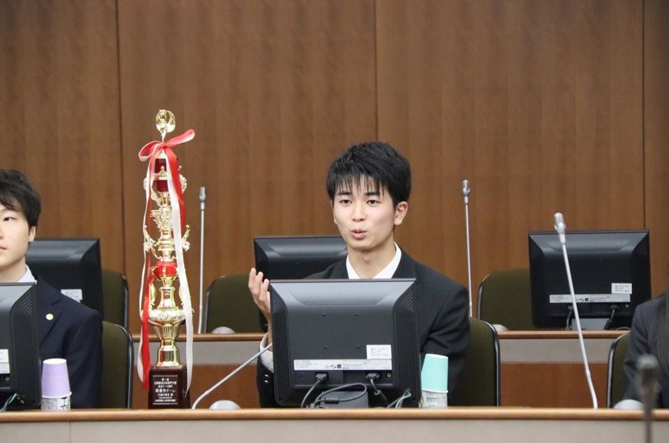 議場とトロフィー