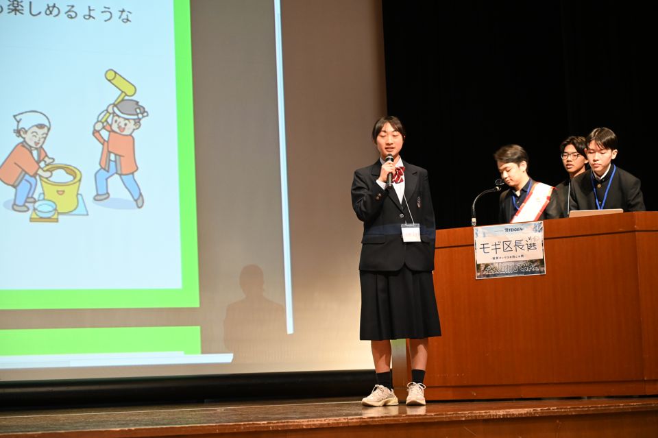 立会演説会で発表する参加者
