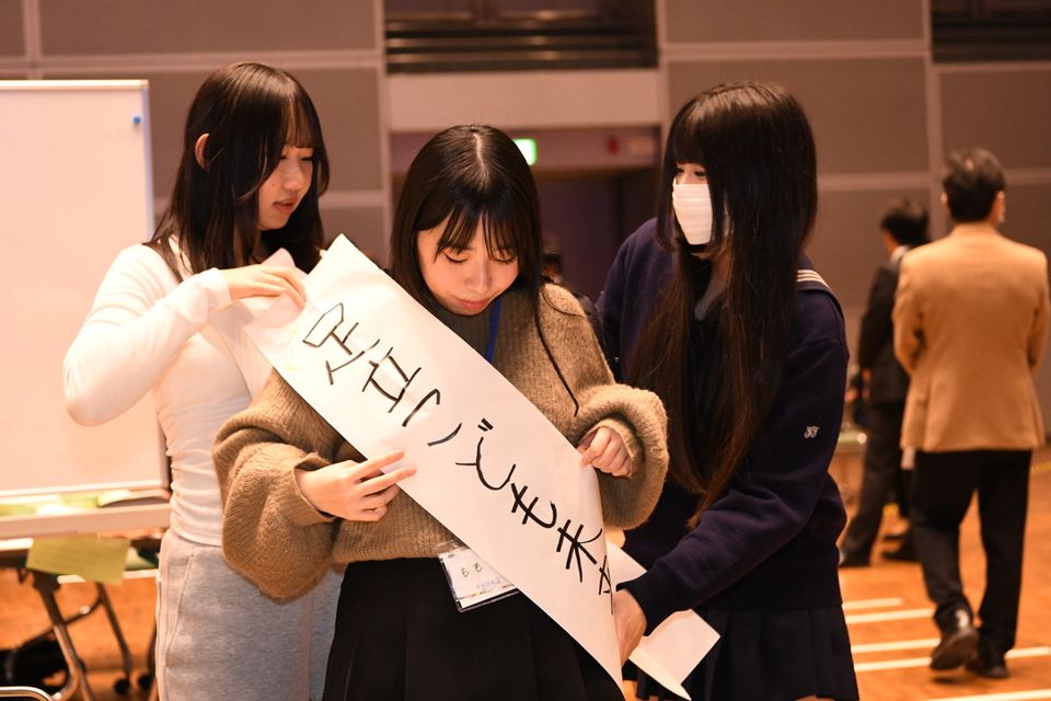 タスキを掲げる参加者