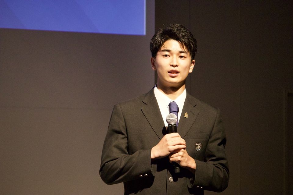 講演する代表