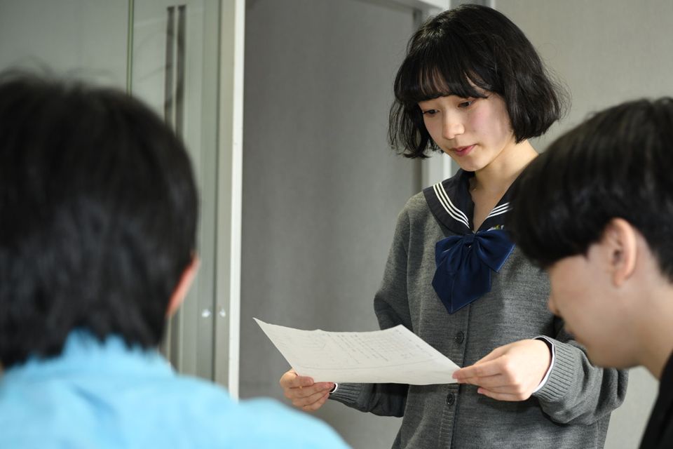 資料を精査する参加者