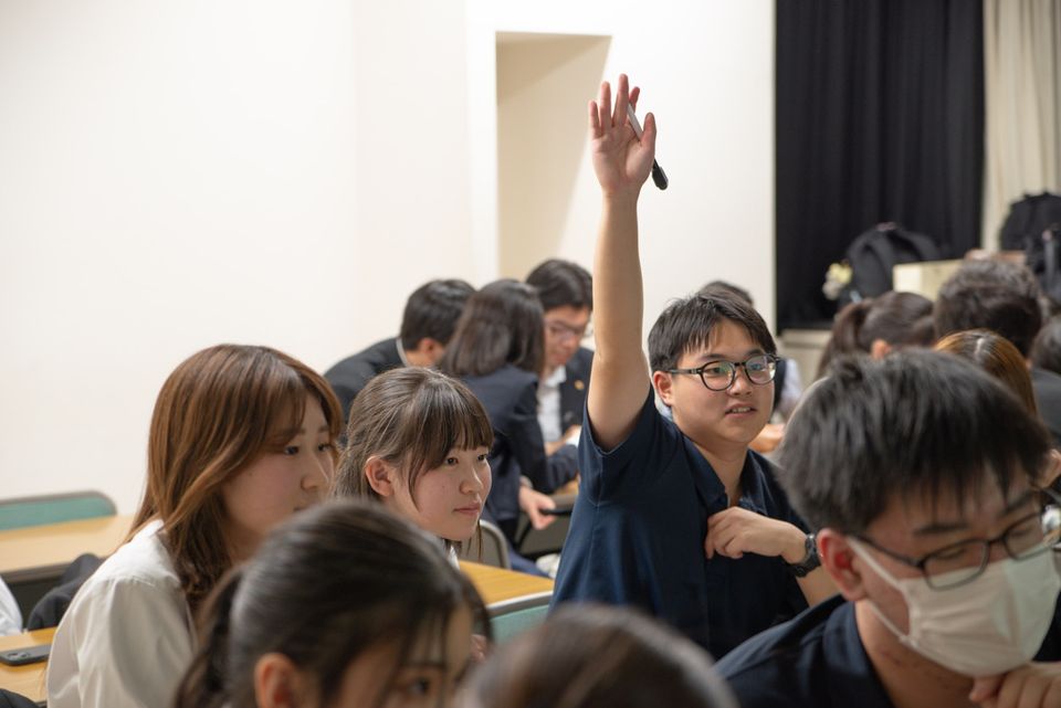 挙手する参加者