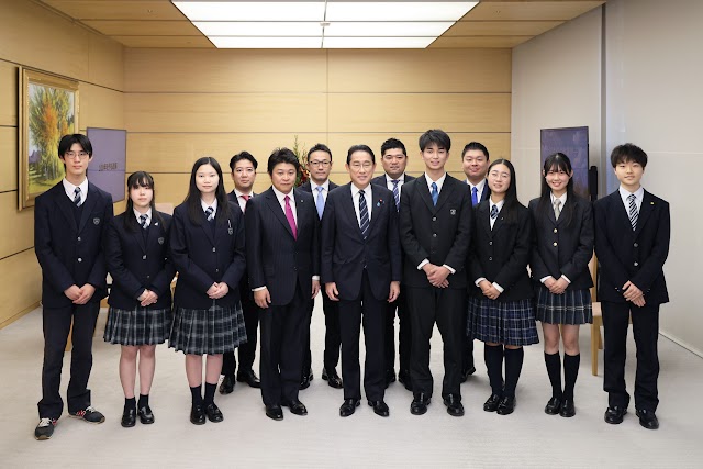 National High School Policy Championship participants with Fumio Kishida, then Prime Minister, at the Prime Minister's Office