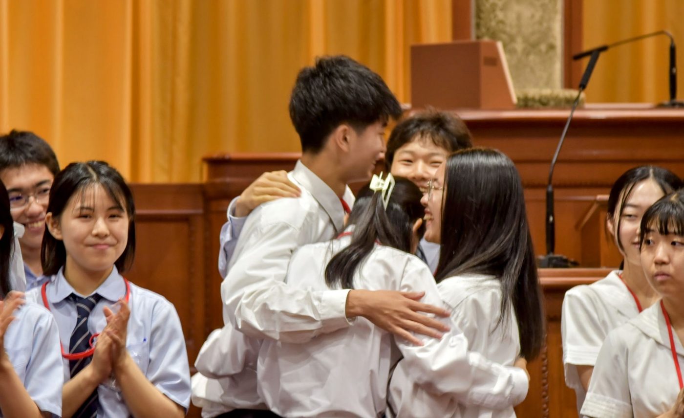 全国高校生政策甲子園2023の結果発表で、抱き合って喜ぶメンバー