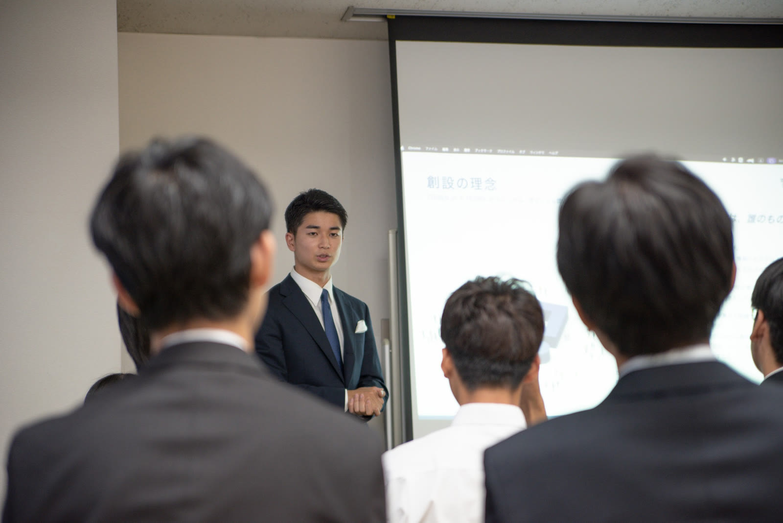 登壇する代表