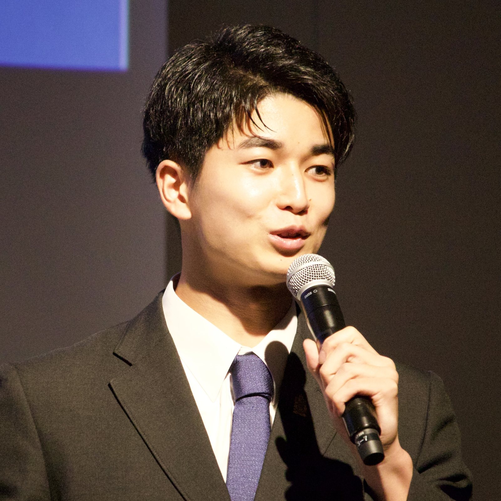 マイクを手に講演するTEIGEN JP代表 堀井爽夏（ほりい そうか／Soka Horii）