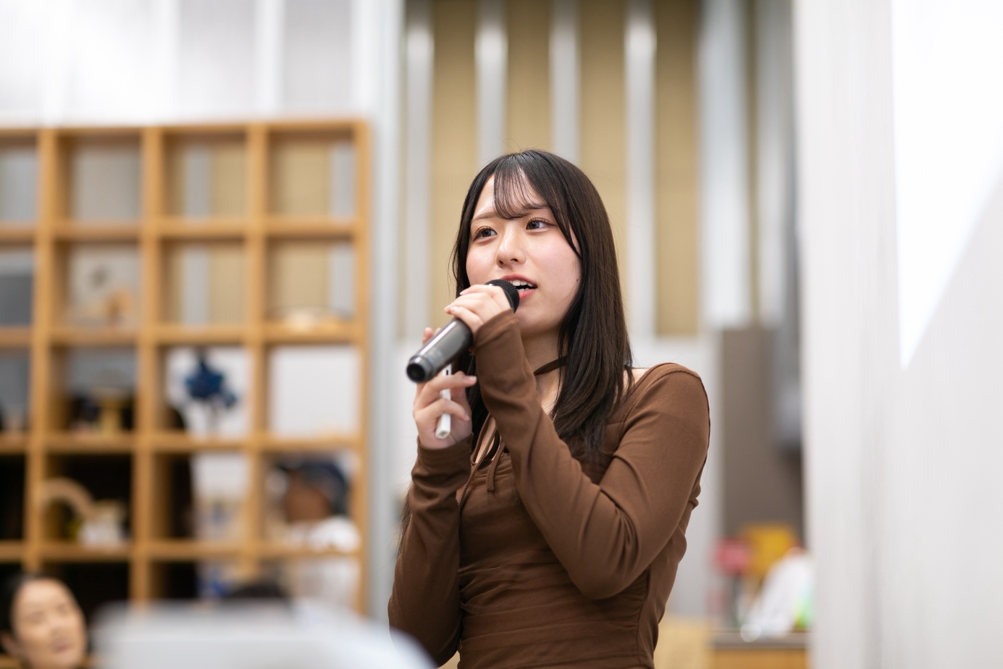 マイクを手に話すTEIGEN JPのメンバー
