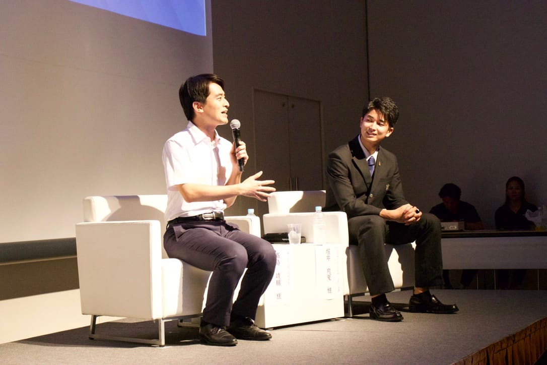 舞台上の対談セッションで、芦屋市長 高島崚輔氏の話を聞くTEIGEN JP代表