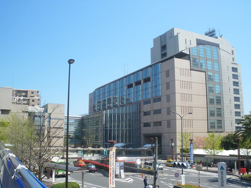 足立区役所の北館と本館