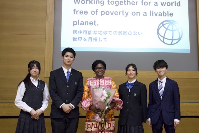 世界銀行の特別講演会で、副総裁（当時）Mercy Tembon氏とともに並ぶメンバー